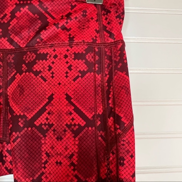 Lululemon Vent It Out Crop Mini Ziggy Snake Red Tide Cranberry / Cranberry Sz 4 - Picture 2 of 13